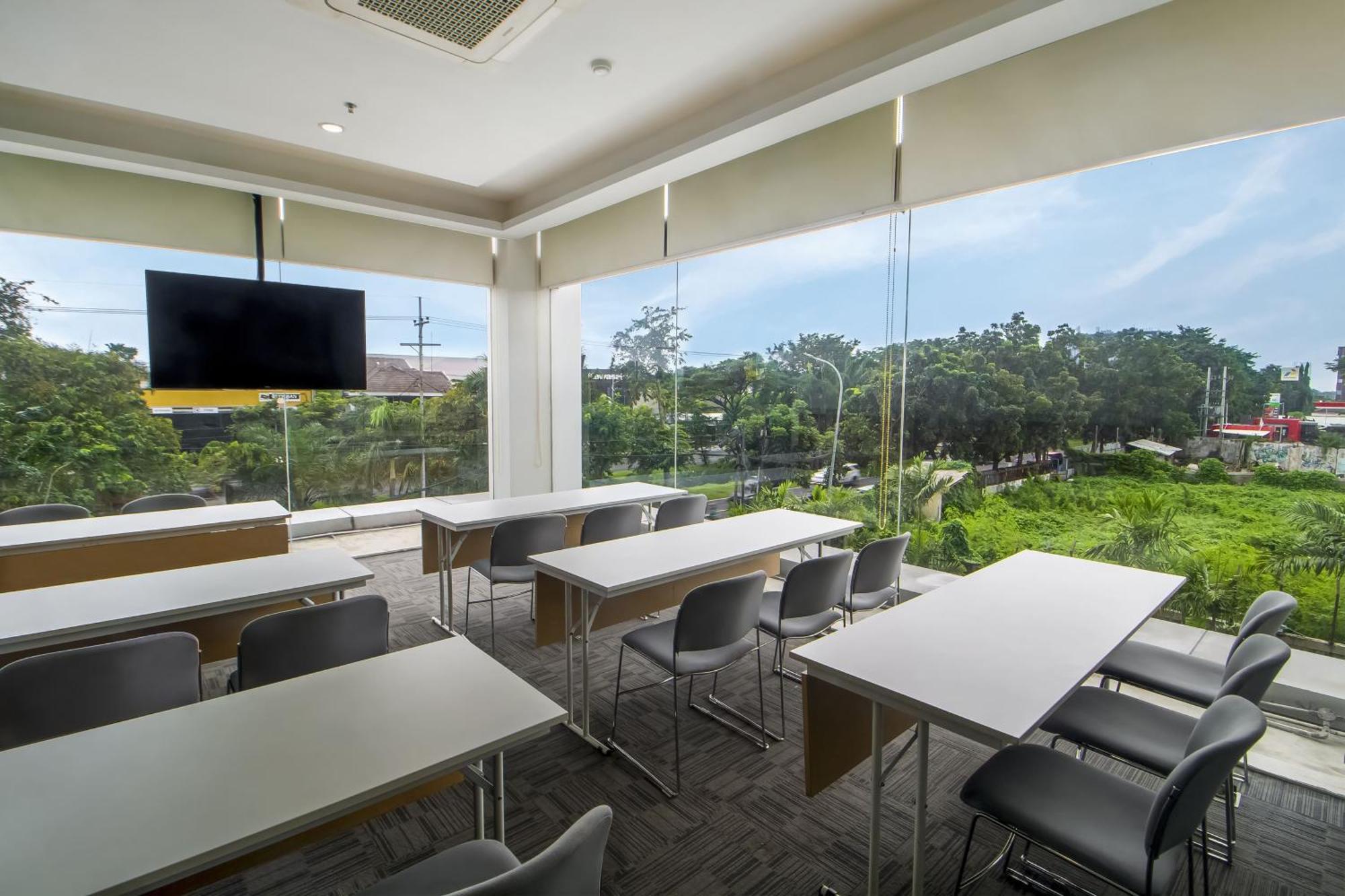 Cleo Hotel Jemursari Surabaya Exterior foto