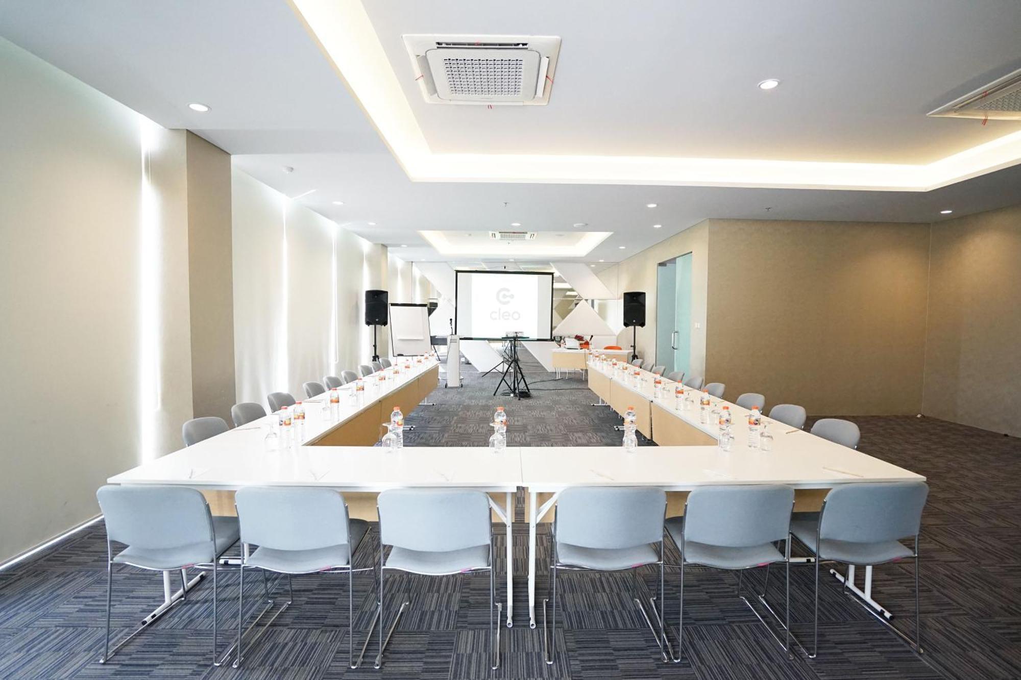 Cleo Hotel Jemursari Surabaya Exterior foto